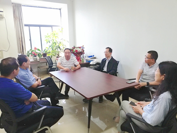 1看望王国栋教授 理学院_副本.jpg