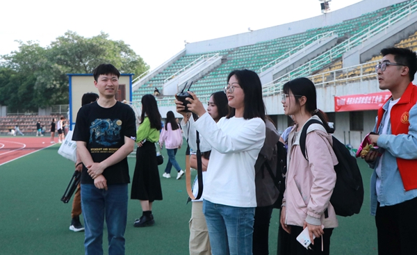 杨黎明（左）在教凤岗学妹实际操作无人机_副本.jpg