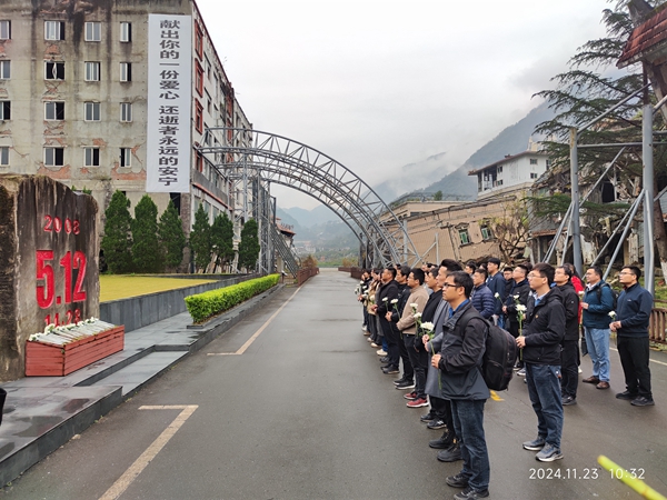 北川地震遗址缅怀遇难同胞.jpg