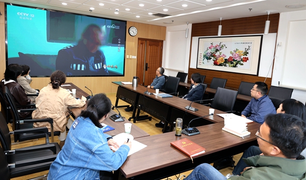 观看警示教育片_副本.jpg
